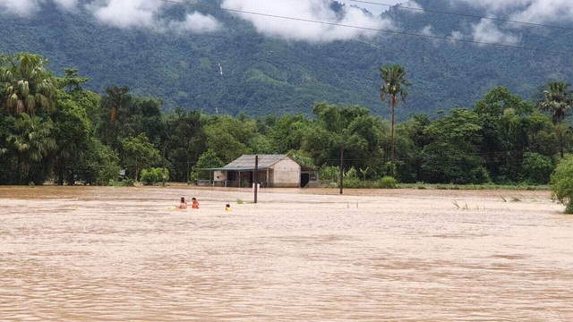 Sau mưa lớn, ngập sâu, Hà Giang tập trung hỗ trợ người dân, khắc phục hậu quả - Ảnh 1.