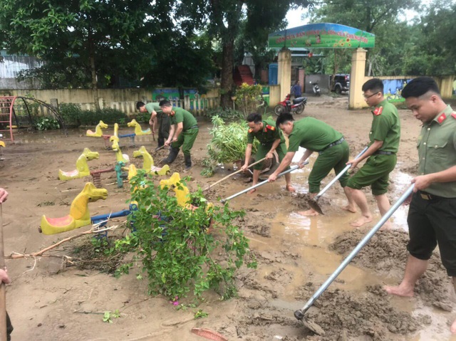 ẢNH: Các lực lượng chức năng Hà Giang tập trung khắc phục hậu quả mưa lũ - Ảnh 10.