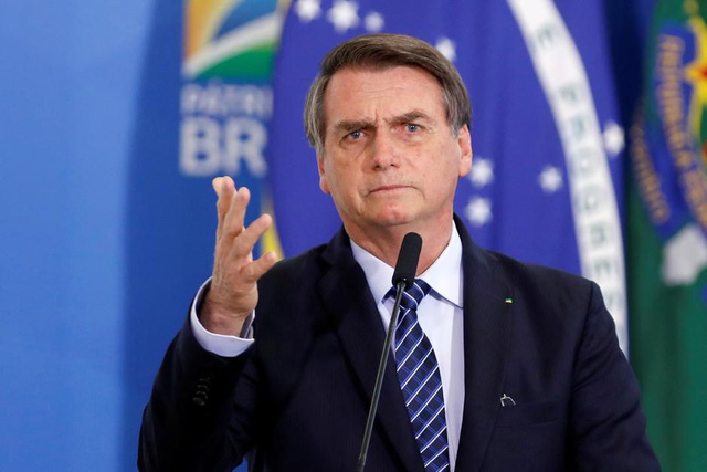 Tổng thống Brazil tháo khẩu trang trò chuyện dù mắc COVID-19 - Ảnh 1.