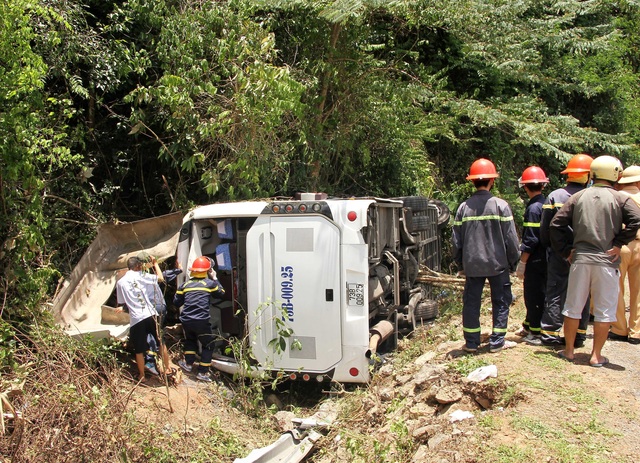 Sức khỏe các nạn nhân trong vụ lật xe tại Quảng Bình tạm ổn định - Ảnh 1.