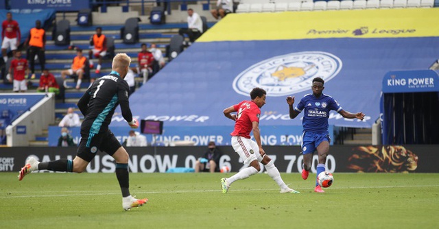 Leicester City 0-2 Man Utd: Fernandes tỏa sáng, Quỷ đỏ giành suất dự Champions League - Ảnh 7.