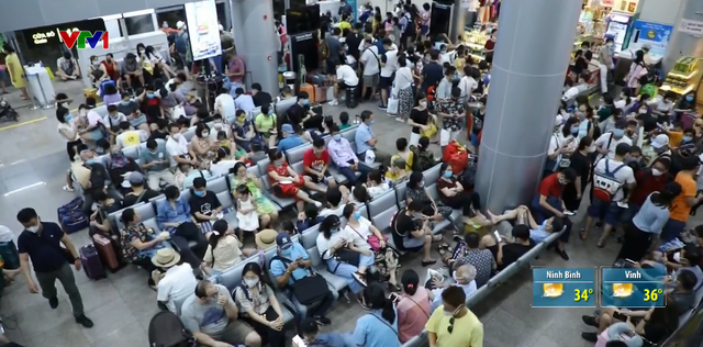 Hành khách đổ về sân bay Đà Nẵng rời khỏi thành phố ngay trong đêm - Ảnh 1.