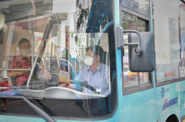 Hà Nội tái khởi động chống dịch COVID-19 trên xe bus - Ảnh 2.