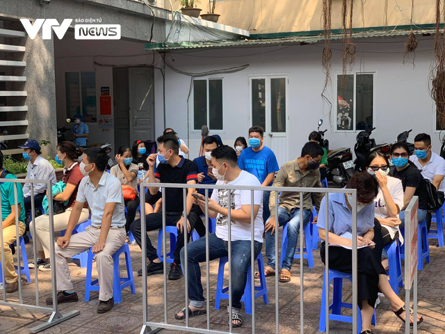 Hà Nội xét nghiệm COVID-19 cho gần 1.500 người vừa về từ Đà Nẵng - Ảnh 1.