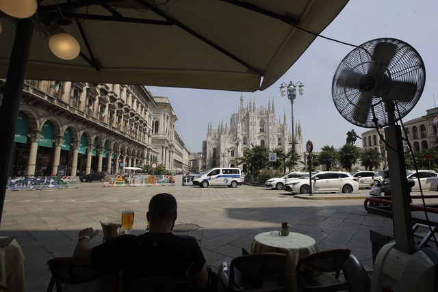 Italy ra cảnh báo cao nhất về nắng nóng trên diện rộng - Ảnh 3.