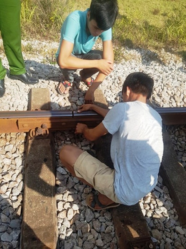 Thiếu tiền chơi game, 2 thanh niên tháo trộm thiết bị đường sắt đem bán sắt vụn - Ảnh 1.