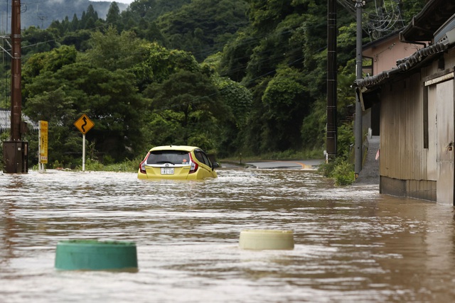 Mưa lớn gây lũ lụt nghiêm trọng, hơn 76.000 người dân Nhật Bản phải đi sơ tán - Ảnh 5.
