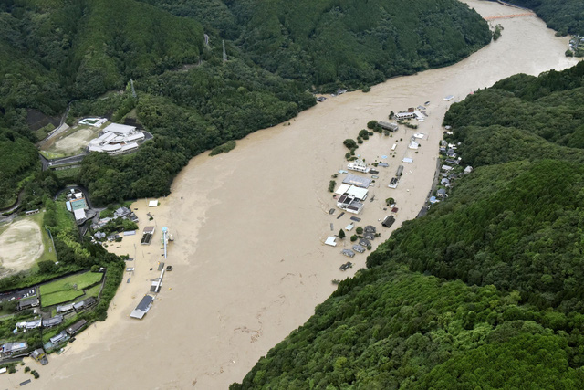 Mưa lớn gây lũ lụt nghiêm trọng, hơn 76.000 người dân Nhật Bản phải đi sơ tán - Ảnh 1.