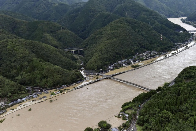 Mưa lớn gây lũ lụt nghiêm trọng, hơn 76.000 người dân Nhật Bản phải đi sơ tán - Ảnh 2.