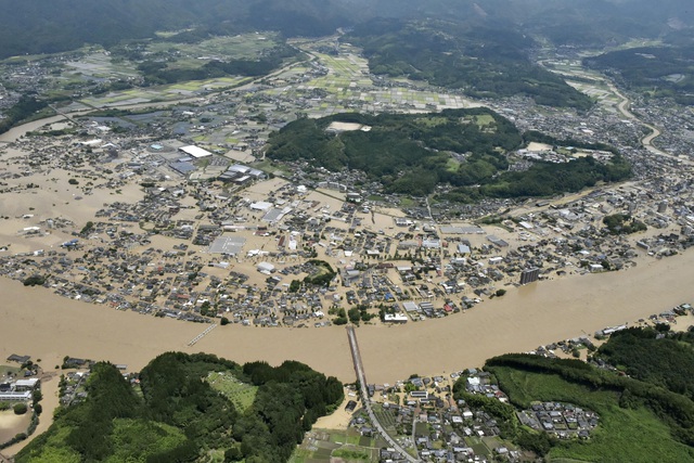 Mưa lớn gây lũ lụt nghiêm trọng, hơn 76.000 người dân Nhật Bản phải đi sơ tán - Ảnh 4.