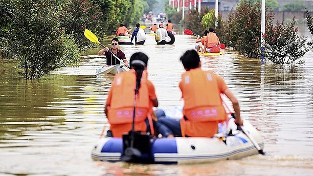 Miền Nam Trung Quốc lại hứng chịu mưa lớn, cảnh báo màu vàng được đưa ra - Ảnh 9.