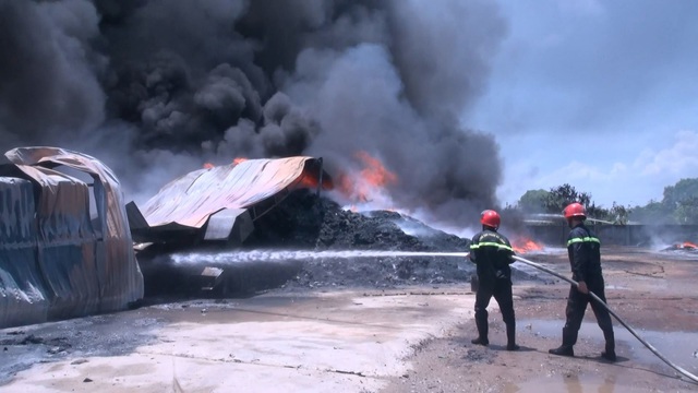 Cháy lớn, khói đen bốc nghi ngút tại Khu công nghiệp Tây Bắc Ga - Ảnh 3.