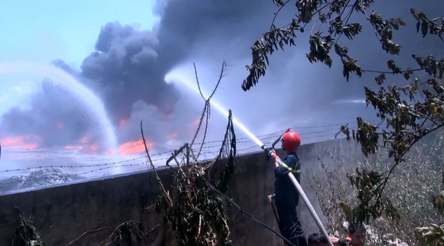 Cháy lớn, khói đen bốc nghi ngút tại Khu công nghiệp Tây Bắc Ga - Ảnh 1.