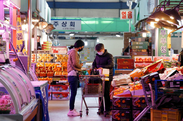 Khó bắt kịp xu hướng, chợ truyền thống Hàn Quốc nguy cơ bị bỏ lại phía sau - Ảnh 1.