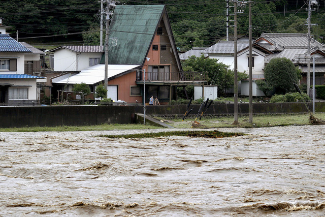 Mưa xối xả trút xuống miền Trung, Nhật Bản ra cảnh báo khẩn mức cao nhất về mưa lũ - Ảnh 1.