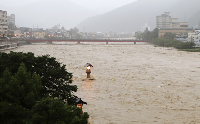 Mưa xối xả trút xuống miền Trung, Nhật Bản ra cảnh báo khẩn mức cao nhất về mưa lũ - Ảnh 2.