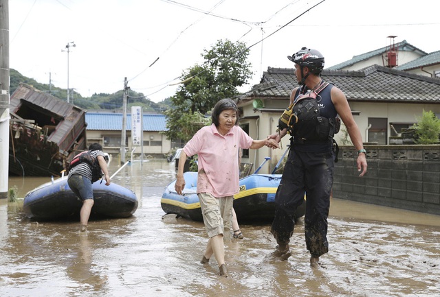 56 người thiệt mạng vì mưa lũ, Nhật Bản cảnh báo khẩn ở mức cao nhất - Ảnh 1.