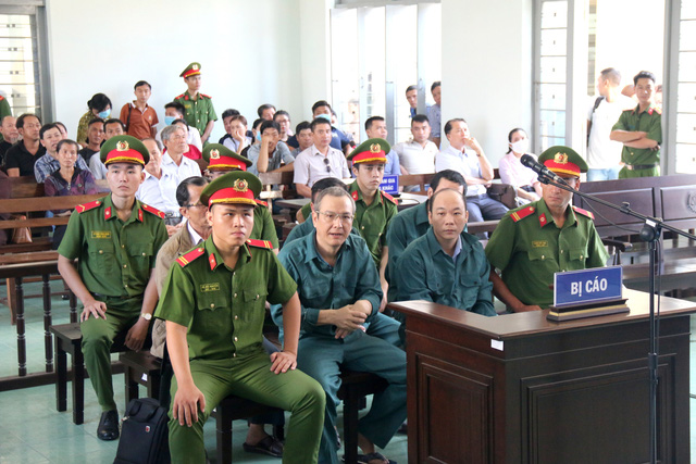 Vắng gần nửa số người liên quan, hoãn phiên tòa xét xử nguyên Chủ tịch UBND TP Phan Thiết - Ảnh 1.