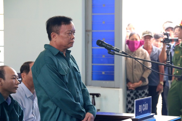 Vắng gần nửa số người liên quan, hoãn phiên tòa xét xử nguyên Chủ tịch UBND TP Phan Thiết - Ảnh 2.