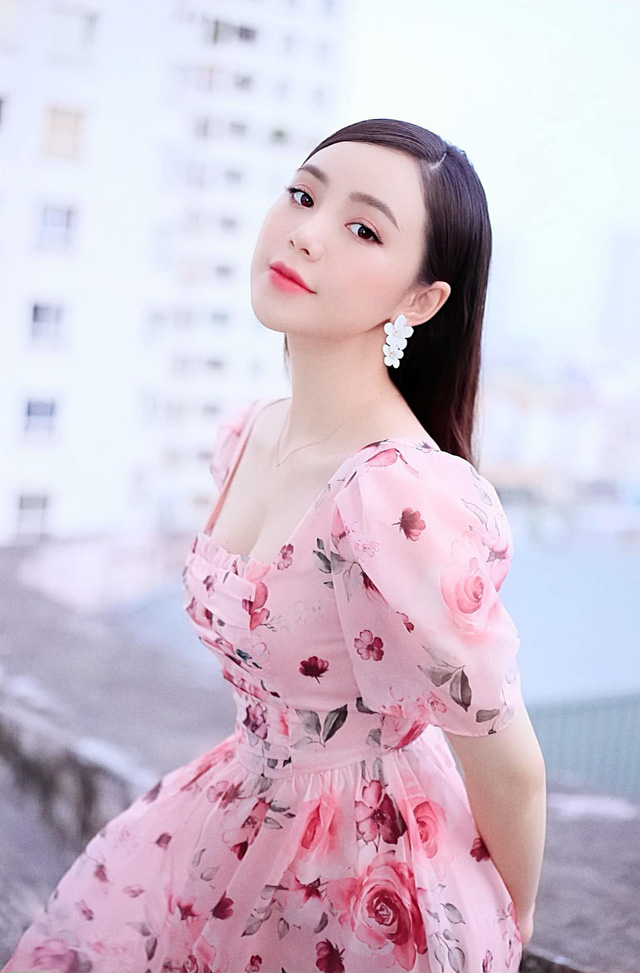 Diện váy hoa rực rỡ, Quỳnh Kool hóa tiểu thư ngọt ngào | VTV.VN