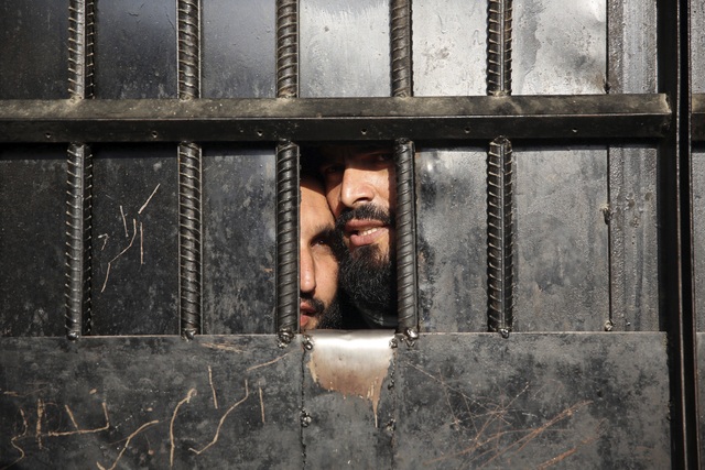 Afghanistan chấp thuận phóng thích 400 tù nhân Taliban để khởi động hòa đàm - Ảnh 2.