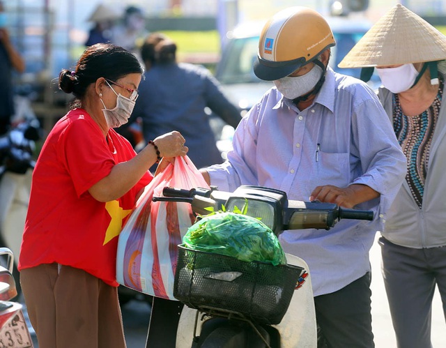 Cộng đồng: Chúng ta luôn cần phải tôn trọng và yêu quý những giá trị của cộng đồng của mình. Và những bức ảnh về sự đoàn kết và sự gắn bó đặc biệt này sẽ cung cấp cho bạn cái nhìn toàn diện nhất các hoạt động cho cộng đồng tại Việt Nam.