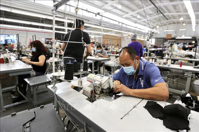 Lao động ngành may mặc toàn cầu có thể mất gần 6 tỷ USD thu nhập - Ảnh 1.