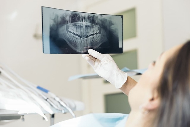 WHO khuyến cáo tạm hủy khám răng định kỳ trong đại dịch COVID-19 - Ảnh 1.