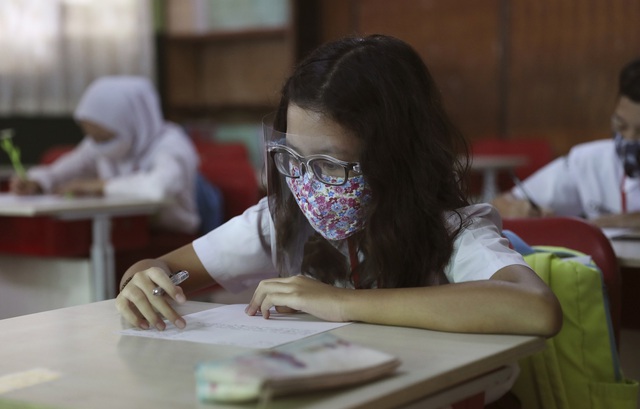 Sáng kiến thời COVID-19 tại trường học ở Indonesia: Học sinh ngồi trong... hộp  - Ảnh 1.