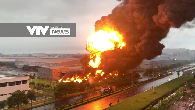 Cháy lớn, Công ty JAANH Vina chìm trong biển lửa - Ảnh 1.