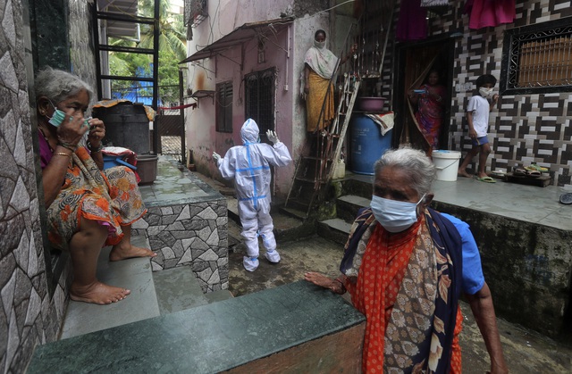 Hơn 21 triệu người mắc COVID-19 trên toàn cầu, Ấn Độ duy trì tốc độ lây nhiễm cao nhất thế giới - Ảnh 1.