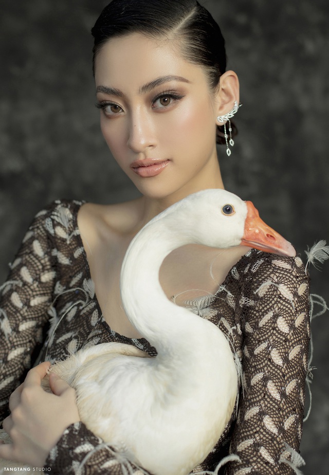 Hoa hậu Lương Thùy Linh tung bộ ảnh “cực độc” đón tuổi 20 - Ảnh 2.
