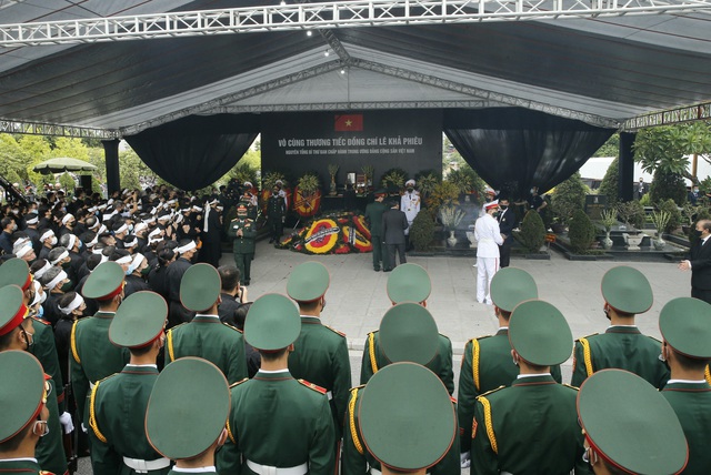 [VIDEO] Lễ an táng nguyên Tổng Bí thư Lê Khả Phiêu tại Nghĩa trang Mai Dịch, Hà Nội - Ảnh 2.