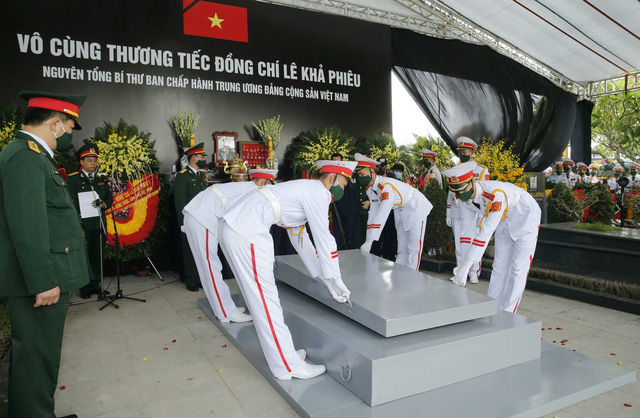 [VIDEO] Lễ an táng nguyên Tổng Bí thư Lê Khả Phiêu tại Nghĩa trang Mai Dịch, Hà Nội - Ảnh 5.