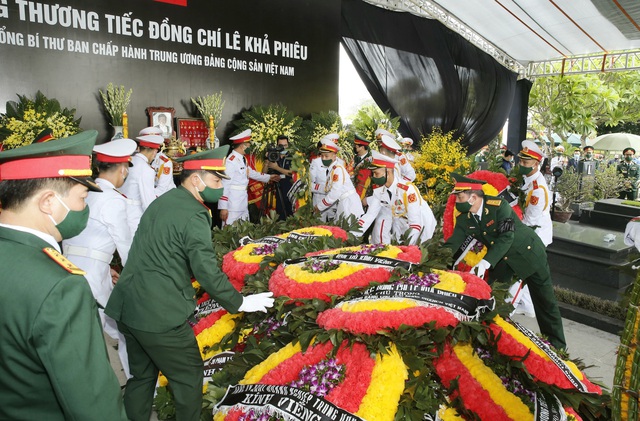 [VIDEO] Lễ an táng nguyên Tổng Bí thư Lê Khả Phiêu tại Nghĩa trang Mai Dịch, Hà Nội - Ảnh 6.