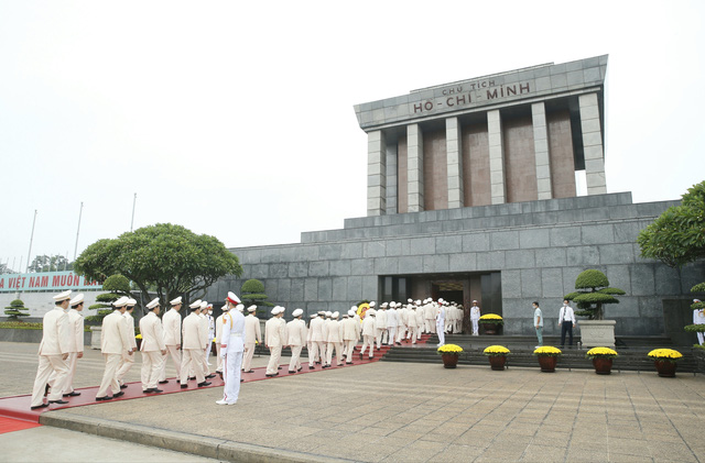 Đảng ủy Công an Trung ương, Bộ Công an vào Lăng viếng Chủ tịch Hồ Chí Minh - Ảnh 4.