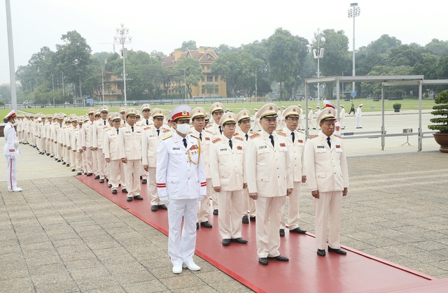 Đảng ủy Công an Trung ương, Bộ Công an vào Lăng viếng Chủ tịch Hồ Chí Minh - Ảnh 2.