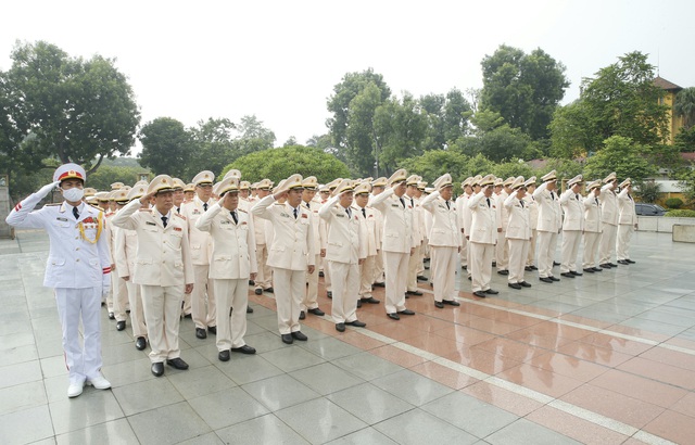 Đảng ủy Công an Trung ương, Bộ Công an vào Lăng viếng Chủ tịch Hồ Chí Minh - Ảnh 3.