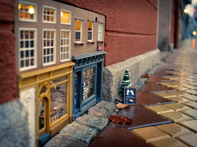 Đáng yêu “lạc lối”, những cửa hàng tí hon cho chuột trên đường phố Thụy Điển - Ảnh 1.