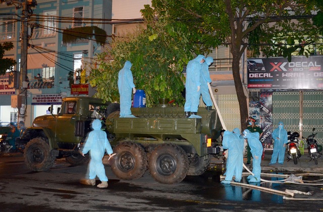Quân đội phun hóa chất khử trùng tại phố cổ Hội An - Ảnh 3.