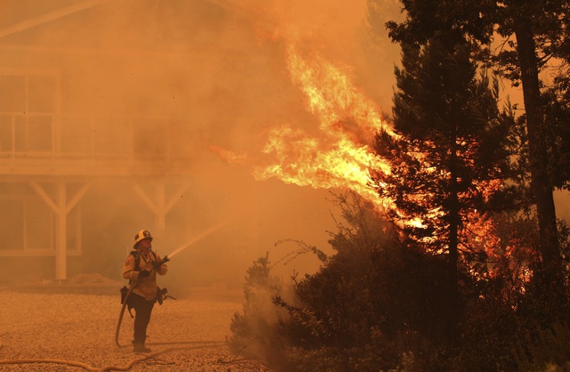 Liên tiếp xảy ra hàng loạt vụ cháy rừng, California (Mỹ) ban bố tình trạng khẩn cấp - Ảnh 1.