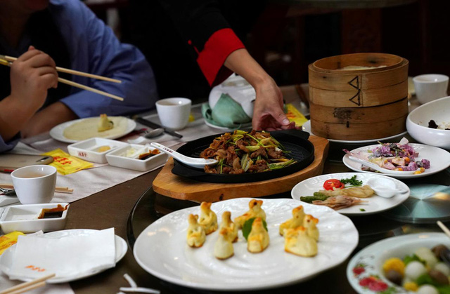 Nhà hàng Trung Quốc dùng nhiều tuyệt chiêu để chống lãng phí thực phẩm - Ảnh 1.