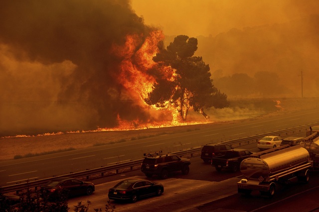 Hơn 10.000 vụ sét đánh khiến cháy rừng tại California lan rộng - Ảnh 1.