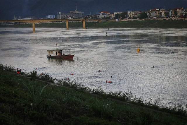 Đang trong mùa lũ, người dân Hòa Bình vẫn đua nhau tắm sông Đà - Ảnh 7.