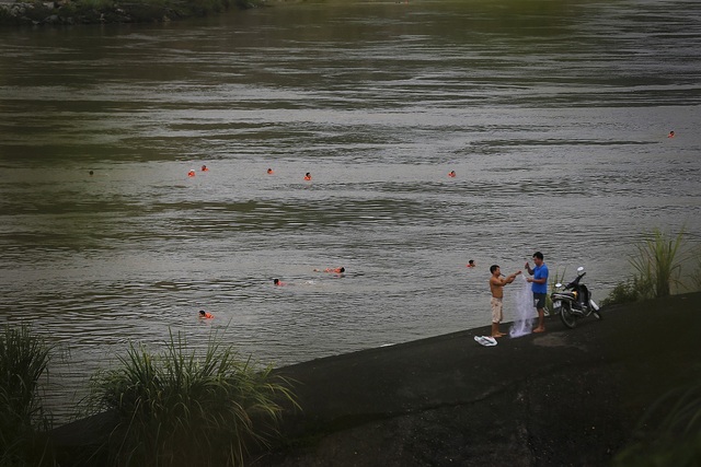 Đang trong mùa lũ, người dân Hòa Bình vẫn đua nhau tắm sông Đà - Ảnh 6.
