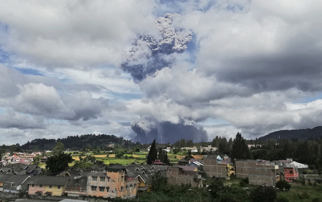Núi lửa Sinabung phun trào, giới chức Indonesia ra cảnh báo - Ảnh 2.