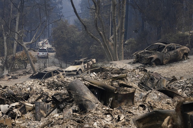 Hàng chục vụ cháy lớn tại California, Tổng thống Trump tuyên bố tình trạng thảm họa - Ảnh 1.