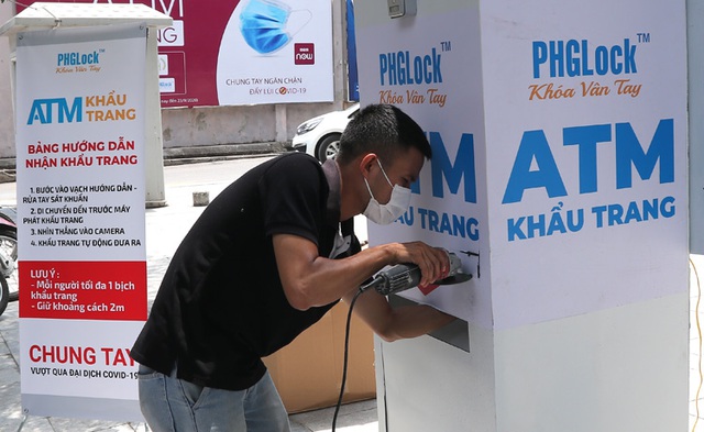 Hà Nội có ATM khẩu trang miễn phí đầu tiên - Ảnh 1.