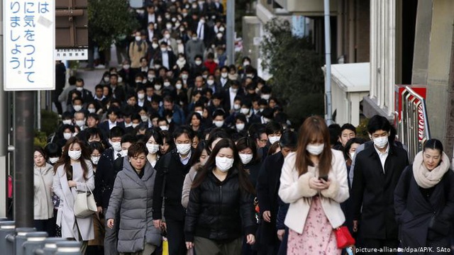 Nhật Bản đối diện nguy cơ suy thoái kép vì COVID-19 - Ảnh 1.