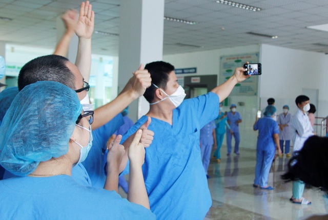 Xúc động thời khắc dỡ phong tỏa Bệnh viện Đà Nẵng - Ảnh 6.
